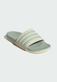 Lichtgroene schuifl slippers met een brede band met drie donkerdere groene horizontale strepen, een gladde textuur en een vlakke zoolontwerp.
