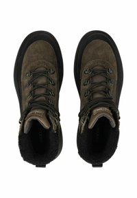 Botas de senderismo de ante marrón con suelas de goma negra, con ojales de metal, cordones texturizados y un cuello forrado de forro polar para mayor calidez.