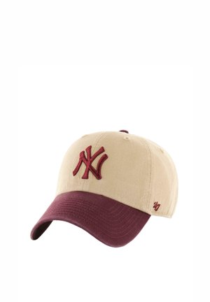 Beige Baseballmütze mit einem maroonfarbenen Schirm. Auf der Vorderseite befindet sich ein erhabenes, gesticktes NY-Logo in Maroon. 47-Markenetikett an der Seite.