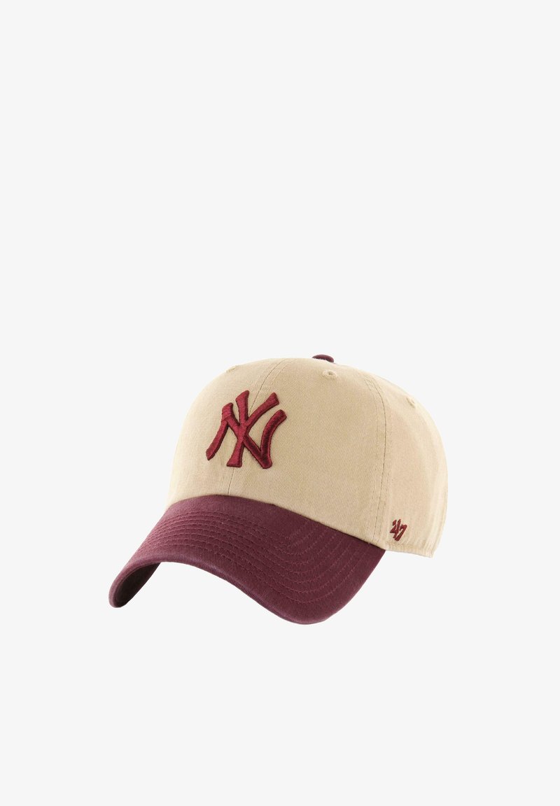 Beige Baseballmütze mit einem maroonfarbenen Schirm. Auf der Vorderseite befindet sich ein erhabenes, gesticktes NY-Logo in Maroon. 47-Markenetikett an der Seite.