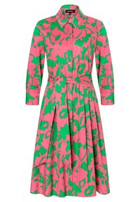 Różowa sukienka z zielonym kwiatowym wzorem, zapinana na guziki z przodu, z długimi rękawami i paskiem w talii, z plisami na spódnicy.