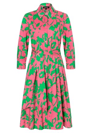 Rosa klänning med ett grönt blommönster, knappstängning framtill, långa ärmar och midjeskärp, med plisseringar vid kjolen.