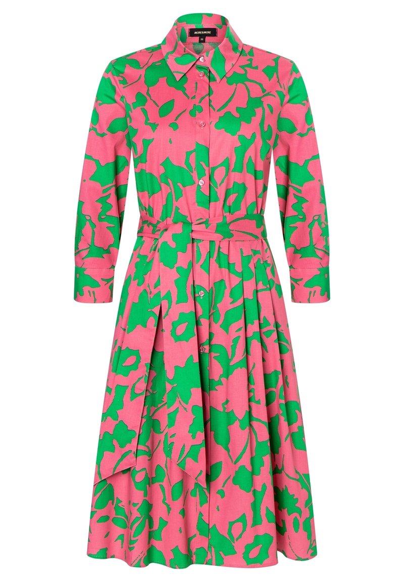 Różowa sukienka z zielonym kwiatowym wzorem, zapinana na guziki z przodu, z długimi rękawami i paskiem w talii, z plisami na spódnicy.