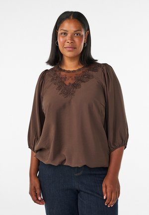Zizzi, BLUSE AUS SPITZE MIT 3/4-ÄRMELN - Μπλούζα - braun