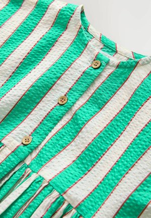 Grünes und weiß gestreiftes Kleid aus strukturiertem Stoff, mit drei Holzknöpfen und roten Akzentstreifen. Rüschensaum am unteren Ende.