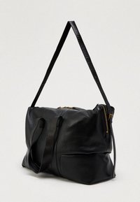 Melnas ādas soma ar teksturētu virsmu, aprīkota ar divām augšējām rokturiem, garu regulējamu siksnu un zelta rāvējslēdzēju.