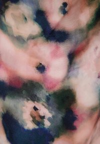 Tessuto leggero con un motivo ad acquerello in toni pastello morbidi, che presenta sfumature di rosa, verde, blu e accenni di tonalità scure sparse.