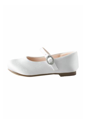 Weiße Ballettschuhe aus glattem Stoff, mit runder Zehenpartie, flachem Absatz und einem Mary-Jane-Riemen mit einer dekorativen runden Schnalle.