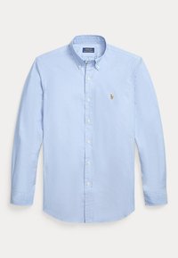 Chemise bleu clair à manches longues avec col boutonné et petit logo brodé d’un joueur de polo sur la poitrine gauche.