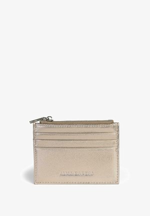 Porte-cartes métallique doré avec poche zippée, quatre emplacements pour cartes et logo embossé à l'avant. Texture lisse avec finition brillante.