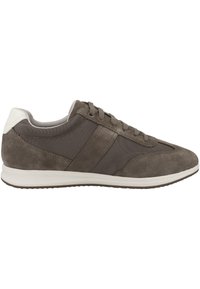 Sneaker grigio in suede e tessuto con suola e linguetta bianca, design con lacci, dettaglio a striscia laterale e interno imbottito.