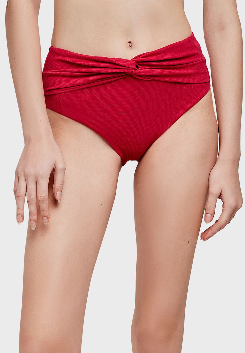 Dámské červené bikiny s vysokým pasem a twist designem v přední části, vyrobené z texturované tkaniny. Hladké okraje a přiléhavý střih.