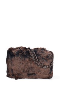 Borsa a tracolla in faux fur marrone con forma rettangolare, caratterizzata da una superficie testurizzata, dettagli neri e una tracolla a catena.