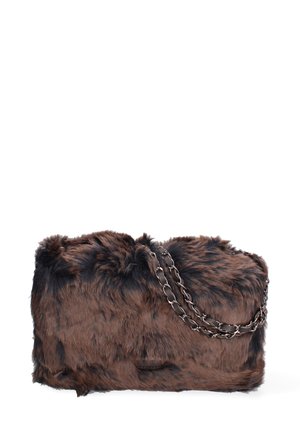 Borsa a tracolla in faux fur marrone con forma rettangolare, caratterizzata da una superficie testurizzata, dettagli neri e una tracolla a catena.