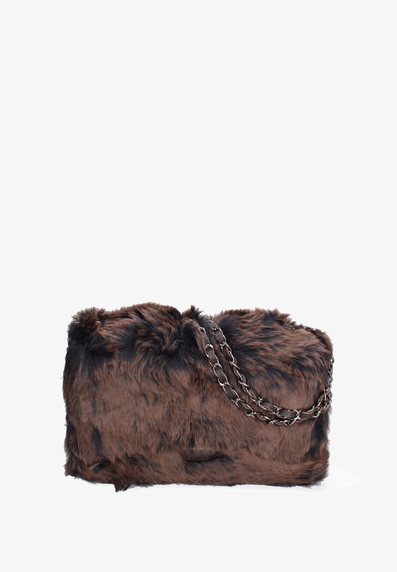 Sac en fourrure synthétique marron de forme rectangulaire, avec une surface texturée, des accents noirs et une bandoulière en chaîne.