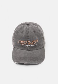 Grå denimkeps med en böjd skärm, slitna framkant och orange broderad text som säger "RSTWD style services." Sexpaneldesign med sömnad.