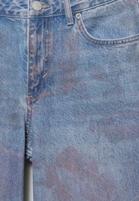 Blå denimjeans med frontlommer, synlige syninger og en metal knaplukning mærket "Pull&Bear".