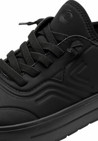 Zapatillas negras con upper de aspecto de cuero liso, acentos texturizados, cordones planos y puntera redondeada. Incluye detalle del logo en relieve en la lengüeta.