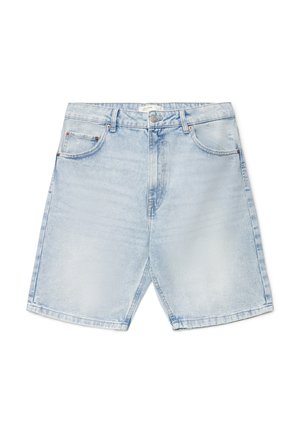 Shorts in denim azzurro chiaro con tasche anteriori, passanti per cintura, chiusura con bottoni e texture sbiadita su sfondo bianco.