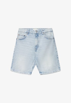 Shorts in denim azzurro chiaro con tasche anteriori, passanti per cintura, chiusura con bottoni e texture sbiadita su sfondo bianco.
