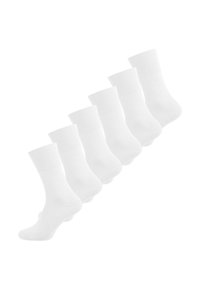 Sechs Paare von weißen Socken, die in einer diagonalen Linie auf einem schlichten Hintergrund gestapelt sind. Die Socken haben einen gerippten Saum und eine glatte Textur.