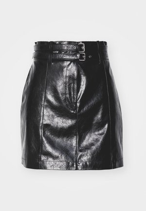 Fekete bőrszoknya magas derékkal, dupla övvel fémből készült hardverekkel, sima textúrával és meghatározott elülső varratokkal.