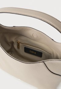 Helebeež tekstuuriga nahast käekott ühe sangaga, kangast voodriga, lukuga tasku ja Furla kaubamärgi sildiga sees.