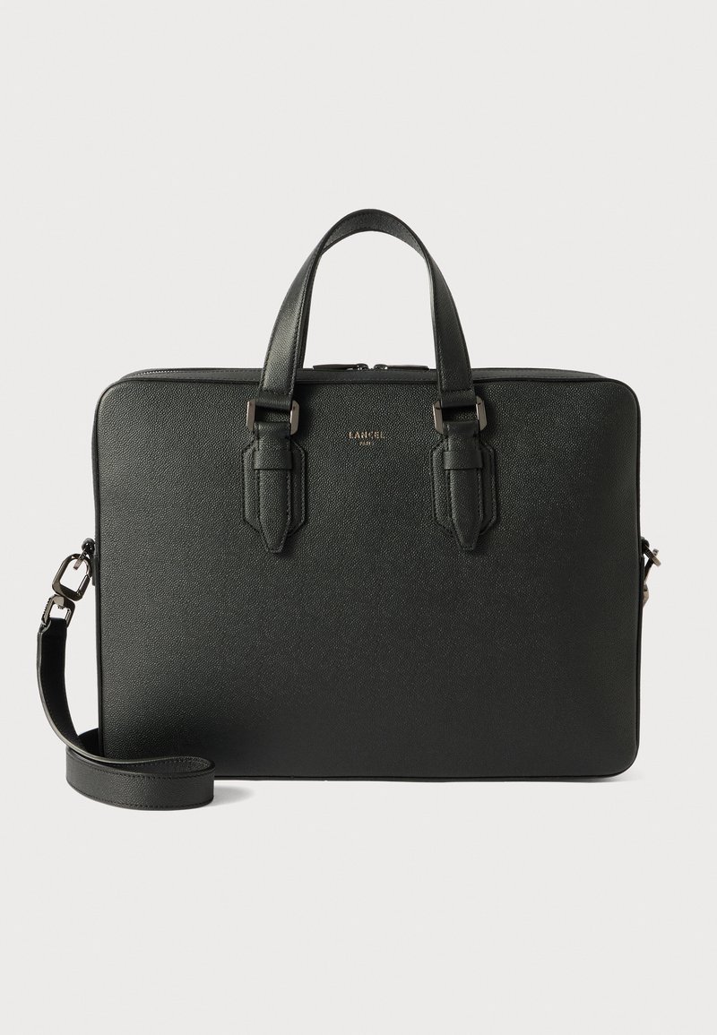 Serviette en cuir noir avec surface texturée, doubles poignées supérieures, bandoulière amovible et logo discret. Design rectangulaire élégant.