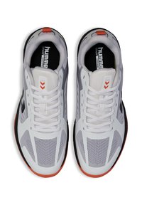 Witte sportieve schoenen met een grijze mesh bovenkant, zwarte accenten en een oranje hieltab. Voorzien van vetersluiting en een gestructureerde zool voor grip.