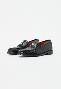 Zwarte loafers van nepleer met krokodillenprint, met een lichte glans. Het ontwerp heeft een lage hak en een metalen accent aan de voorkant.