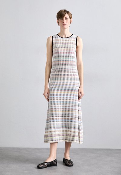 Robe sans manches, longueur genoux, avec des rayures verticales multicolores. Fabriquée à partir d'un tissu en tricot texturé. Bord noir au niveau de l'encolure et des bras.