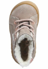 Hnědá semišová bota s béžovým kožíškem, růžovými akcenty a flexibilní gumovou podrážkou. Obsahuje měděné okované dírky a hnědé tkaničky.