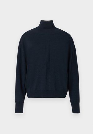 Pull à col roulé bleu marine foncé en tissu doux, présentant un col côtelé, des épaules tombantes et un subtil détail de couture verticale.