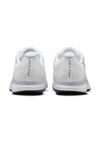 Un paio di sneakers sportive bianche viste da dietro, con tessuto testurizzato e il marchio "VAPOR" sulla linguetta del tallone.