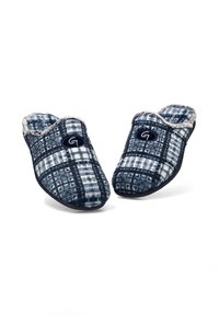 Pantuflas a cuadros en azul marino y blanco, con un tejido suave y texturizado y forro de piel sintética; con puntera redondeada y suela de goma negra.