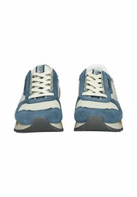 Sneaker in suede e mesh blu con dettagli crema, lacci piatti, soletta ammortizzata e suola grigia testurizzata. Dettaglio del logo sulla linguetta.