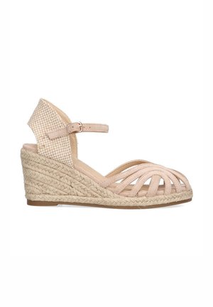 Sandalia de cuña en color beige con diseño de punta abierta, tiras entrelazadas y suela de yute tejido. Presenta una correa en el tobillo y detalle en el tacón a cuadros.