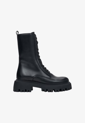 Zwarte leren veterschoenen tot de enkel met een ronde neus, een gestructureerde plateauzool en een trekhaak aan de achterkant voor gemakkelijk aan- en uittrekken.