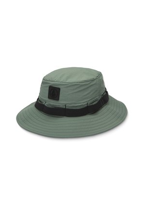 Chapeau seau vert en matériau léger, avec une couronne ronde, un large bord, et une bande noire avec un patch logo.
