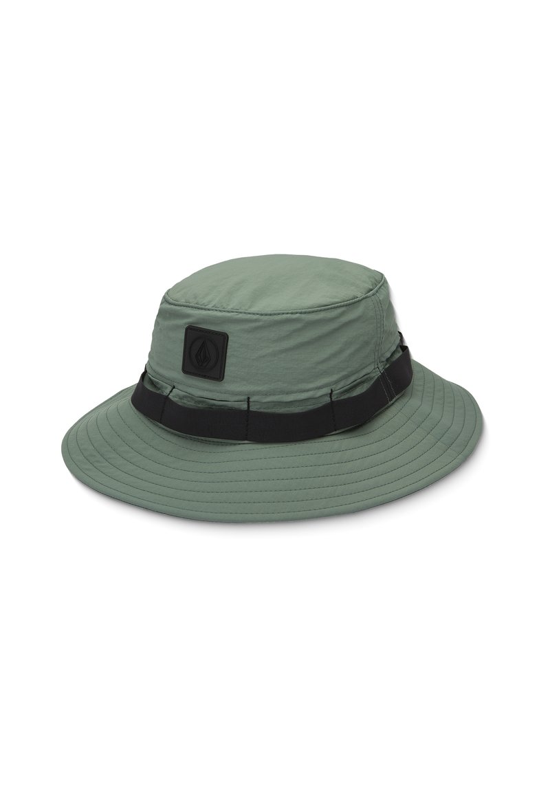 Chapeau seau vert en matériau léger, avec une couronne ronde, un large bord, et une bande noire avec un patch logo.