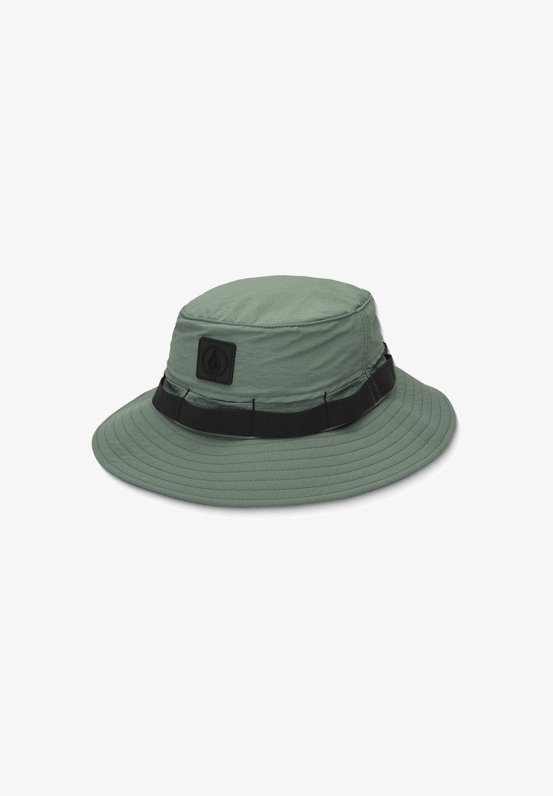 Chapeau seau vert en matériau léger, avec une couronne ronde, un large bord, et une bande noire avec un patch logo.