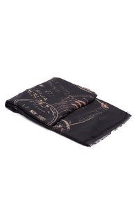 Sciarpa nera con design a mappa e dettagli marroni. Realizzata in tessuto leggero, con bordi frangiati e una texture liscia.