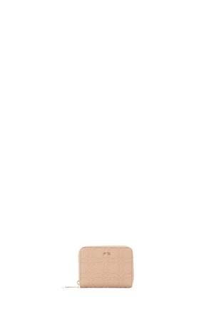 Portafoglio compatto beige con motivo floreale in rilievo e cursore della cerniera dorato su sfondo bianco.