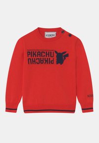 Rød strikket sweater med rund hals, med et navy blå Pikachu grafik og teksten "PIKACHU" i et kontrastdesign. Knap detaljer ved skulderen.