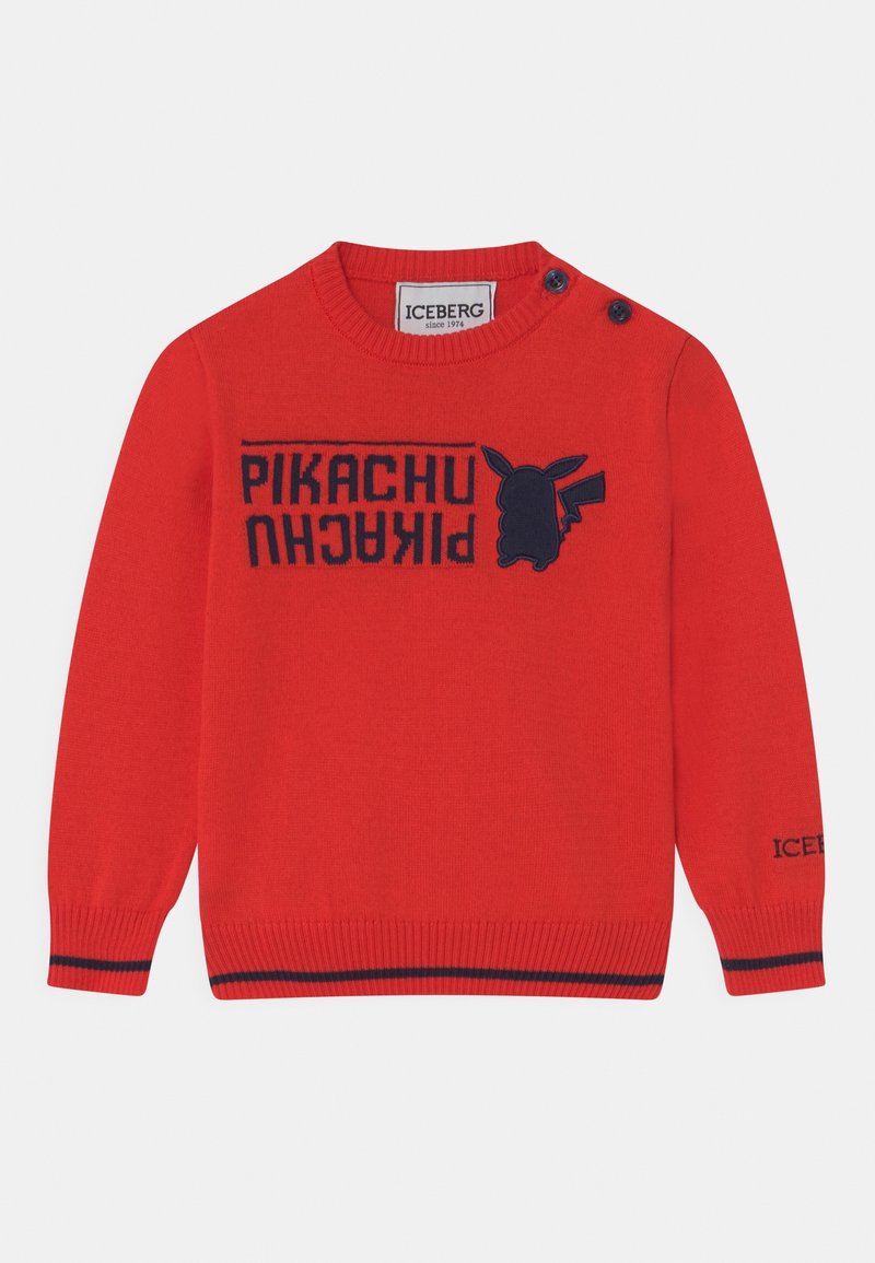Rød strikket sweater med rund hals, med et navy blå Pikachu grafik og teksten "PIKACHU" i et kontrastdesign. Knap detaljer ved skulderen.