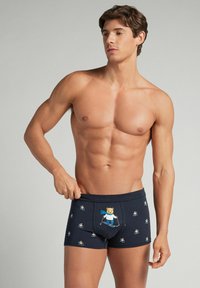 Námořnické boxerky s potiskem medvědů na lyžích, s měkkým pasem a pružným materiálem pro pohodlí. Design zahrnuje opakující se motivy medvědů.