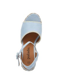 Sandalo espadrille azzurro chiaro con tomaia in suede, cinturino elasticizzato alla caviglia e suola in juta intrecciata. Presenta dettagli con bordo scallop.