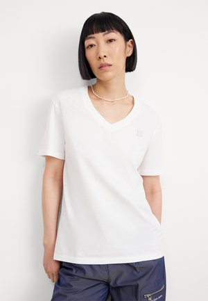 EMBRO BADGE V NECK TEE - Camiseta básica - bright white