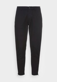 Pantalones negros ajustados de mezcla de algodón, con un cierre de botón único, puños con cremallera y diseño clásico de cinco bolsillos. Textura suave.