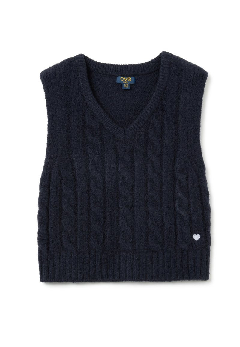 Gilet en tricot bleu marine avec un col en V, présentant des motifs en torsades et un ourlet côtelé. Petit détail en forme de cœur blanc en bas à droite.